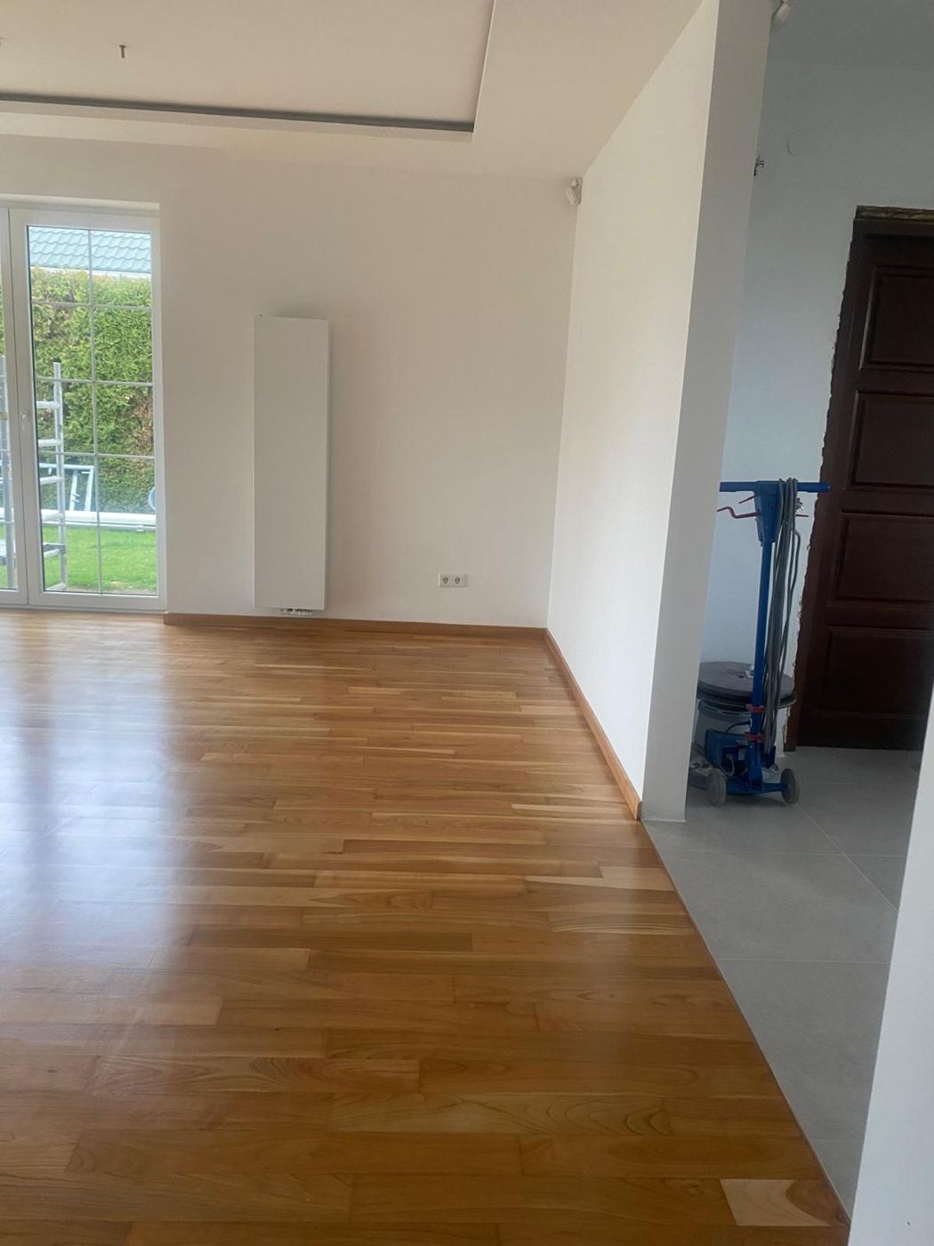 Salon z sufitem podwieszanym i gładziami